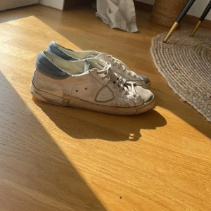 Vita sneakers från Philippe Model - Säljer ett par vita Philippe Model sneakers skorna är i storlek 41