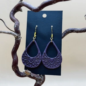 Lila handgjorda örhängen med mönster - Handgjorda örhängen i polymerlera, allergivänliga. 🔸Design: SUPERVILLAIN🔸