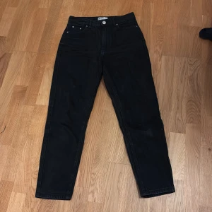 Svarta jeansbyxor från Gina tricot - Svarta jeansbyxor från gina tricot, högmidja och raka ben ingen stretch.