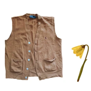 Ralph Lauren Vintage Väst - Vintage stickad väst från ralph lauren, i fint skick förutom några små hål (som inte syns när den är på, vad jag märker iaf) 🌼 Passar S - M, och skicka gärna offers + frågor på DM 📫🤝