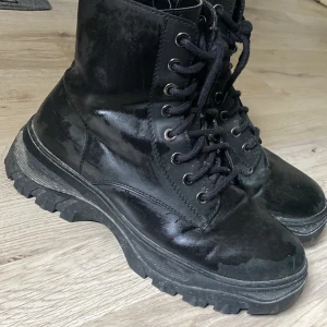 Svarta boots med snörning och dragkedja - Storlek 38