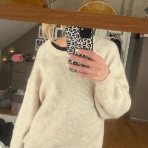 Beige stickad tröja - Jätte fin beige stickad tröja från Lindex, använt den typ två gånger