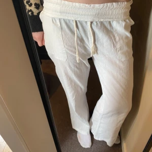 Linne byxor  - Jätte fina vita linne byxor ☺️ vet Tyvär inte vart dom är ifrån. Pris kan diskuteras!🤗