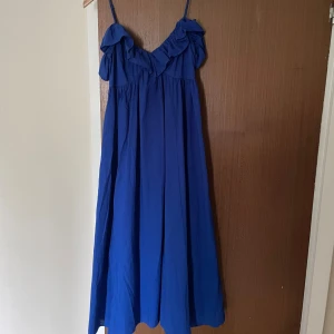 Blå långklänning med volang - Säljer en blå långklänning med smala axelband och volangdetalj upptill. Superfin klännig i bra skick, perfekt nu till sommaren🤗väldigt fin blå färg, pris kan diskuteras!