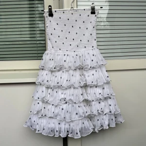 Prickig Axelbandslös klänning - Säljer denna axelbandslösaklänningen från Abercrombie!💓Den är i mycket fint skick, inga defekter😇 Den är liten i storlek, tyvärr för liten för mig är stretchig o passar nog en XXS-S💓 Ca 25cm rakt över högst upp och ca 60cm lång😇💓