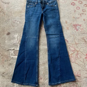 Blå bootcut jeans - Säljer mina blå lågmidjade byxor. Säljer pågrund av att de int ekolmer till användning. Användt bara några gånger. De kommer från h&m. Kom privat för storlek och pris kan diskuteras. ❤️