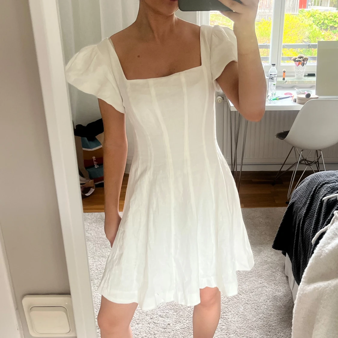 Vit klänning med puffärmar från Forever New