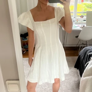 Vit klänning med puffärmar från Forever New - Superfin vit klänning i linne från Forever New som är helt slutsåld. Helt ny med lappen kvar. Perfekt till sommaren och student! 🌸