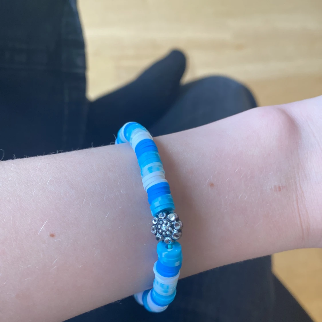 Blått pärlarmband med silverfärgad detalj - 3