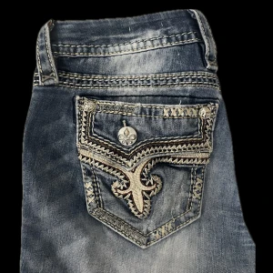 Rock revival jeans - Köpta på vinted men i jättebra skick! endast lite nedtrampade och ett litet litet hål. inget man lägger märke till. Hon jag köpte jeansen av har själv sytt in ett snöre som man kan göra byxorna tightare med. inget man lägger märke till utanpå byxorna. 💕
