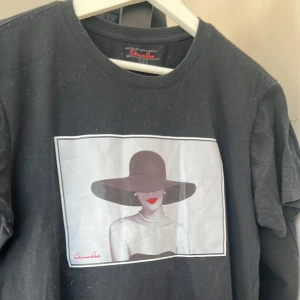 Tshirt med tryck - Svart tisha med ett riktigt snyggt tryck på framsidan. Skick 8/10 Använd men inga defekter🤩strlk s