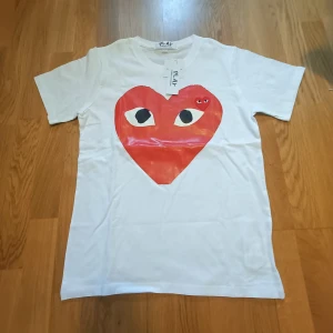 Comme des Garçons Play t shirt -  Vit commes de garços tröja alla tags och påse kvar  strlk S  