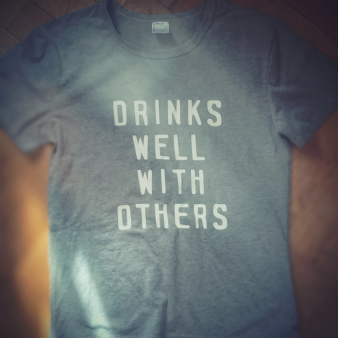 Grå t-shirt med texttryck - 1