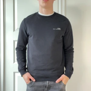 Apc sweatshirt svart  - Apc svart sweatshirt, väldigt bra skick. Modellen bär M och är 178 74 kg