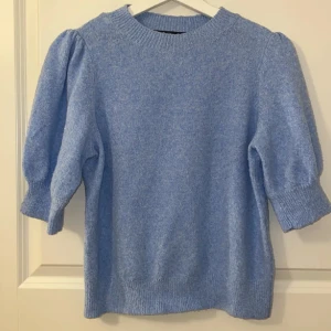 Ljusblå stickad tröja från Vero Moda - Superfin ljusblå stickad tröja från Vero Moda med puffärmar 💙