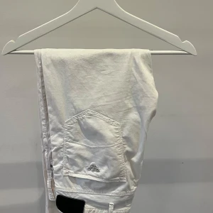 Vita jeans från Armani Jeans - Säljer ett par stilrena vita jeans från Armani Jeans. Byxorna har klassisk passform med raka ben, fem fickor och diskret logga på bakfickan. Perfekta för en fräsch och avslappnad look. Storleken är W32 L34 men är liten i storleken.      Hör av dig om funderingar!!