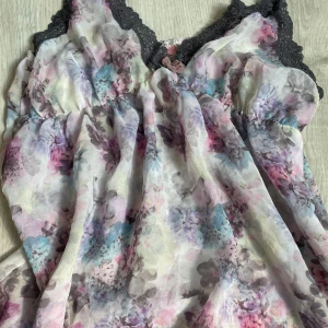 Sommartopp - Så gullig sommartopp från hunkemöllar i meshtyg💫