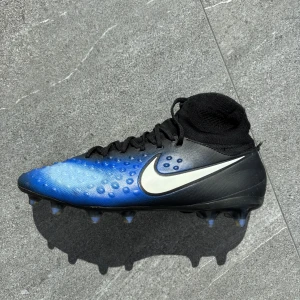 Nike Magista Fotbollsskor  - Säljer mina Nike Magista i modellen ”Orden II”. De är i storlek 43, och är till för spel på naturgräs. Relativt sällsynta skor som är i bra skick. Priset kan diskuteras. Skriv om du har frågor/funderingar!