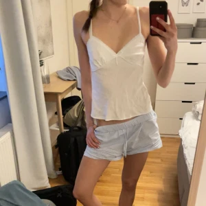 Topp från subdued  - Säljer en söt vit linnetopp från subdued. Har alla lappar kvar. väldigt liten i storleken och passar mig som vanligt har xs-s💕💕 köpt för drygt 400 kr