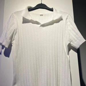 Tunn Vit Pikétröja  - Säljer nu denna goa tröja då den är för liten för mig den är i storlek M men passar nog rätt bra för S med den är väldigt tunn i tyget vilket gör att den är riktigt go under sommaren och de varma tiderna som är påväg säljer för 250 men pris kan diskuteras vid snabb affär! Har du någon fråga är det bara att höra av sig! 🙌🏼