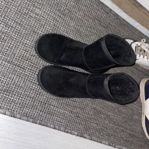 Svarta uggs liknande skor - Använt ofta men har nu bytt skor