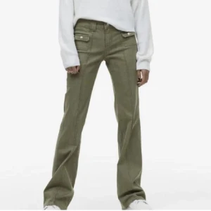 Olivgröna byxor från Divided H&M - Säljer ett par gröna utsvängda byxor från divided h&m. Midjemåttet tvärs över är ca 39cm, och innerbenslängden är 78cm. Säljer då de är för stora på mig💕Byxorna har inga defekter. Skickar gärna fler bilder om intereserad❤️