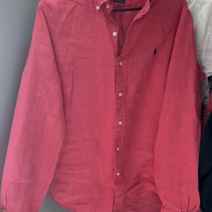 Rosa linneskjorta från Ralph Lauren - Köpt men aldrig använt. Väldigt snygg rosa linne skjorta och är i god skick passar bra nu när det snart är sommarn och såklart går det ihop med olika outfits också! 👊🏼