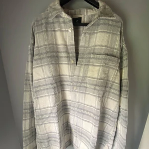 Ljus Overshirt  - Säljer denna helt oanvända overshirt som är perfekt till sommaren. Den är i perfekt skick och helt nytvättad. Overshirten är perfekt att bära över en hoodie eller t-shirt.😊