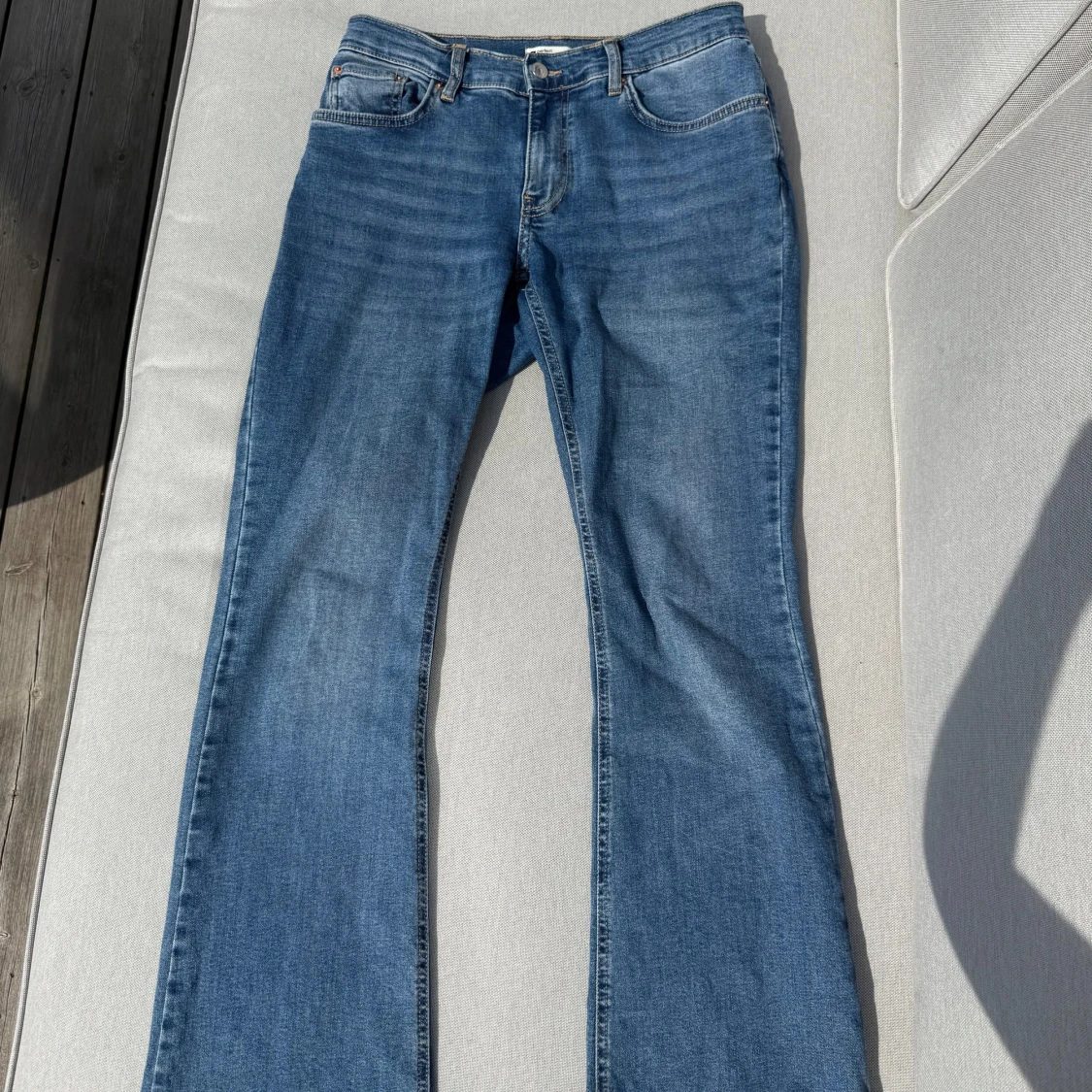 Blå bootcut jeans från Gina tricot