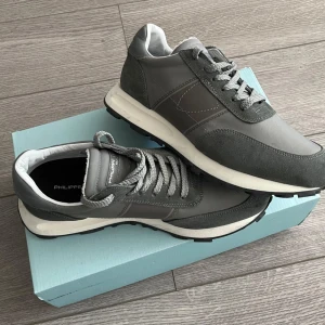 Philippe model trainers - Feta philippe model skor som tyvärr inte passar mig. De är bara testade. Storlek 43 men passar 44.