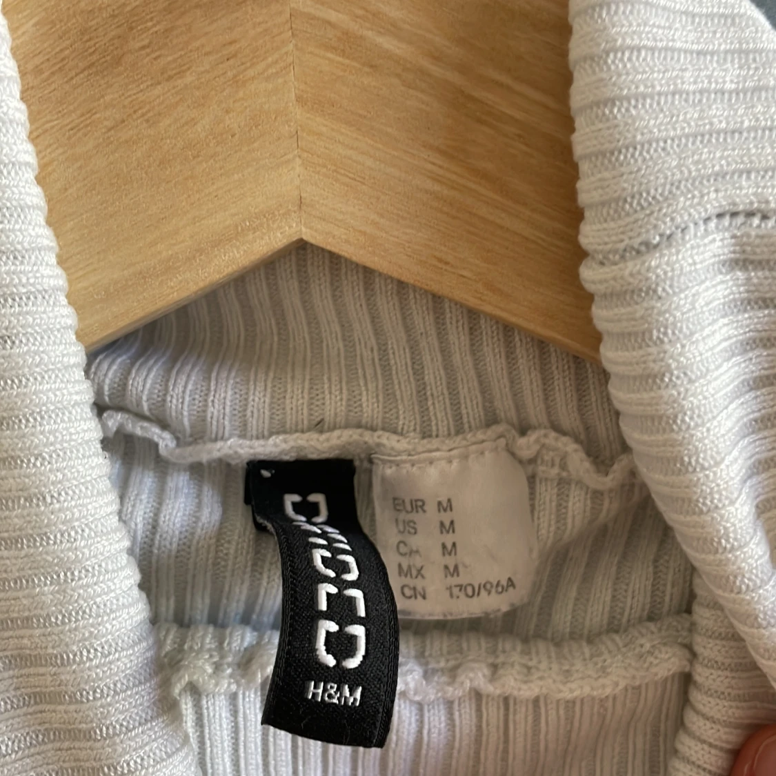 Vit ribbad polotröja  - 2