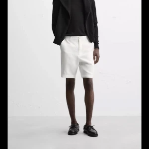 Vita shorts i linne från Zara - Stilrena vita shorts från Zara i linne med normal passform! Perfekt för en snygg outfit i sommar☀️Storlek M. Säljs pga fel storlek💫 Helt oanvända, i nyskick