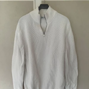 Zara stickad quarter zip - Schysst vit stickad quarter zip från Zara i storlek XL. Säljer då den va för stor min smak. Passar nog mer som xxl enligt mkg