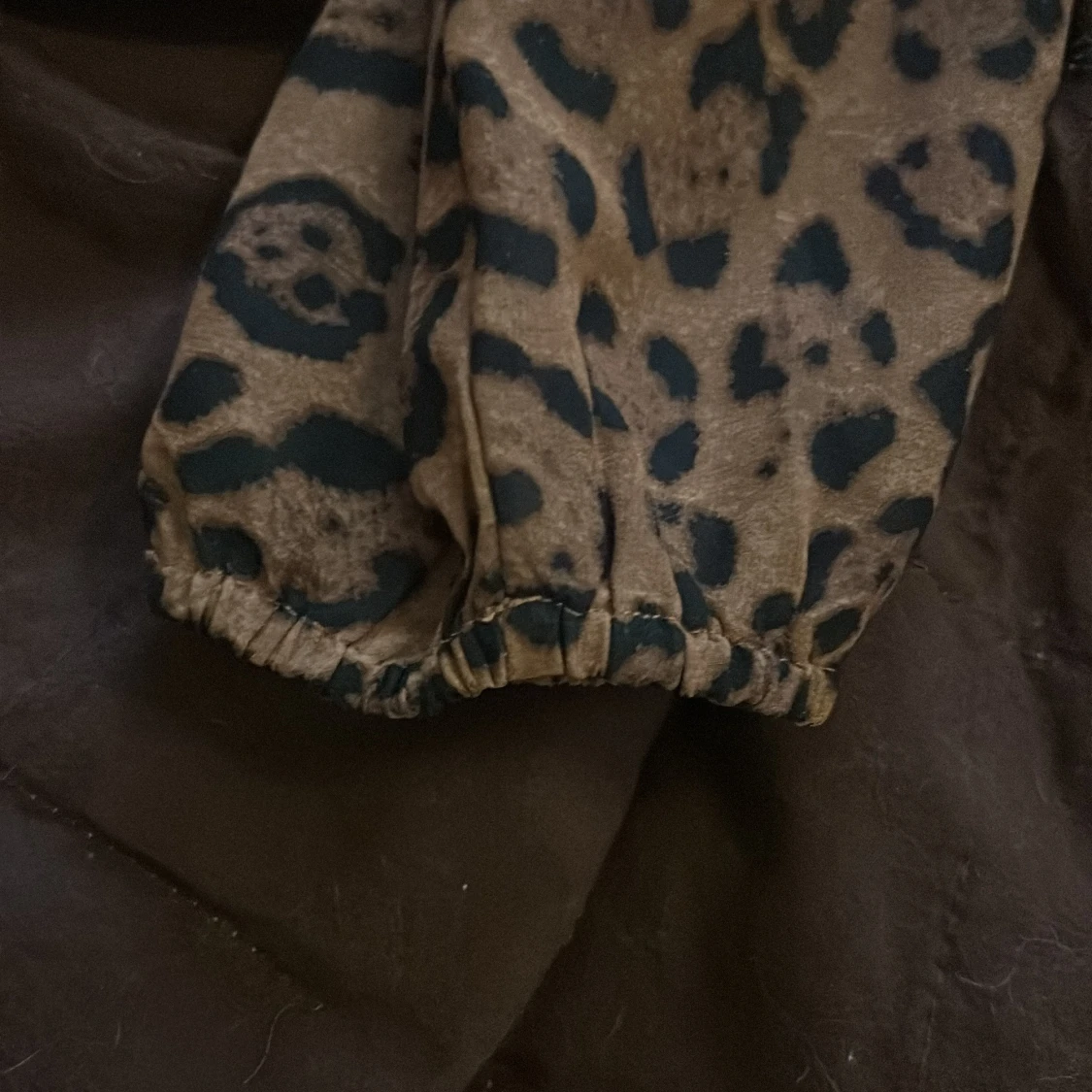 Leopardmönstrad blus med volang från H&M - 3