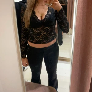 Svart spetsblus från Ginatricot  - Säljer min spetsblus från från Gina. Använd en gång så är i nyskick