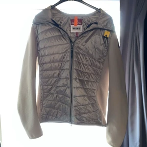 Beige parajumper cardigan - Den är knappt använd, pris går att diskuteras. Nypris 4000