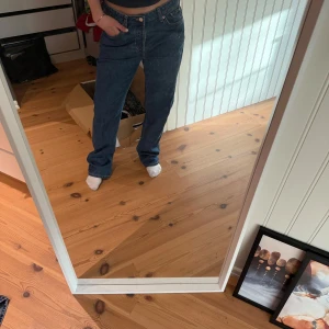 Blå straight jeans från Weekday - Säljer ett par klassiska blå jeans från Weekday i modellen Pin Mid Straight. Jeansen har normal passform, raka ben och är tillverkade i denim. 