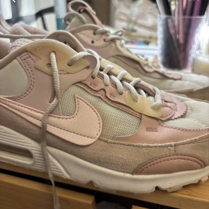 Nike Air Max sneakers i beige och rosa - Använda ett fåtal gånger och är sol nya!