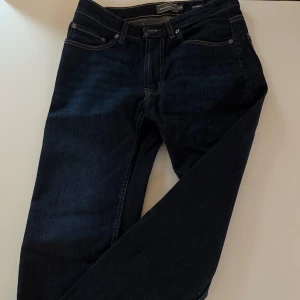 Dressman jeans - Dressman jeans storlek 31/30 herr. Mörkblå med gula (ish) stitches. Aldrig använda. Regular fit