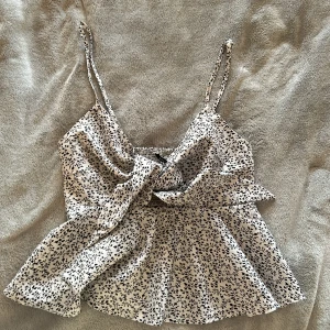 Topp - Vit blommig linnetopp med knytband