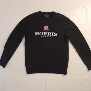 Morris Tröja - En riktig snygg och klassisk stickad tröja från Morris. Perfekt inför sommarens finare tillfällen men kan även användas till vardagen. Tröjan är i mycket gott skick med god kvalitet och inget slitage. Storleken är M och har en mycket bra passform. Vid intresse är det bara att höra av sig!