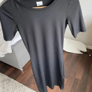 Klänning svart  - Säljer nu en svart ribbad kortklänning som jag längre inte använder då jag tycker den har blivit för tight på mig. Den passar både till vardags men även lite mer uppklätt.🥰