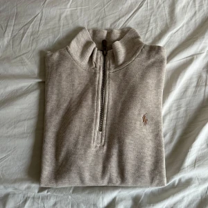 Ralph Lauren zip tröja  - Stilren beige halvzip tröja från Ralph Lauren. Perfekt för lager på lager. Pm vid funderingar ✌🏻