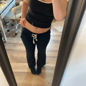 Roxy byxor  - Helt nya Roxy byxor som aldrig använt. Superfina. Dom är bootcut och lågmidja