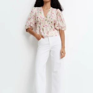 Blommig blus med puffärm - Säljer denna somriga blus! Helt slutsåld därav priset!❣️