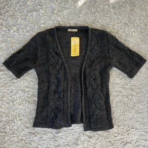 Kortärmad kofta - Helt ny och supersöt kofta. 💕