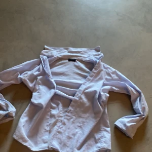 Ljusblå skjorta från Dal Lago Club - Säljer en stilren ljusblå skjorta från Dal Lago Club, tillverkad i Italien. Skjortan har klassisk krage och långa ärmar. Perfekt för dig som gillar en tidlös och clean look.