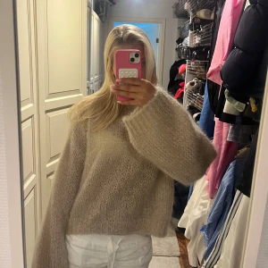 Beige stickad tröja - Säljer denna supermysiga stickade tröjan💛💛💛