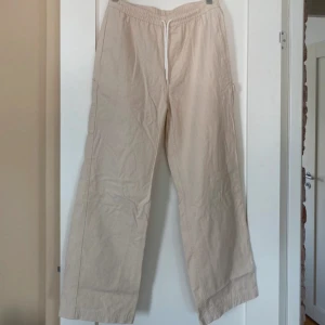 Beiga wide byxor från Santa Cruz - Supersnygga vita/beiga cargobyxor från Santa Cruz. Byxorna är lite i linnebyxor stuket.  Använda 1-2 gånger.  Storlek: 38.  Hör av dig för mer info.