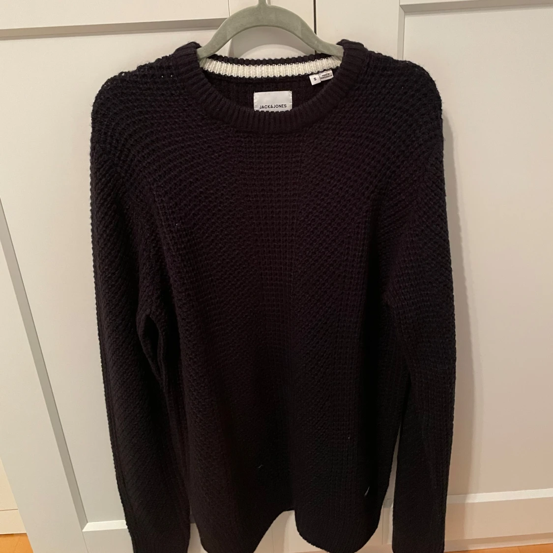 Mörk mörk blå stickad tröja från Jack & Jones - 1